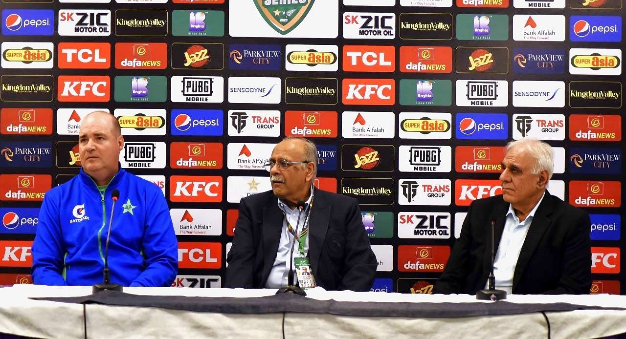 Mickey Arthur, Najam Sethi, and Haroon Rasheed. (Credits: Twitter)
